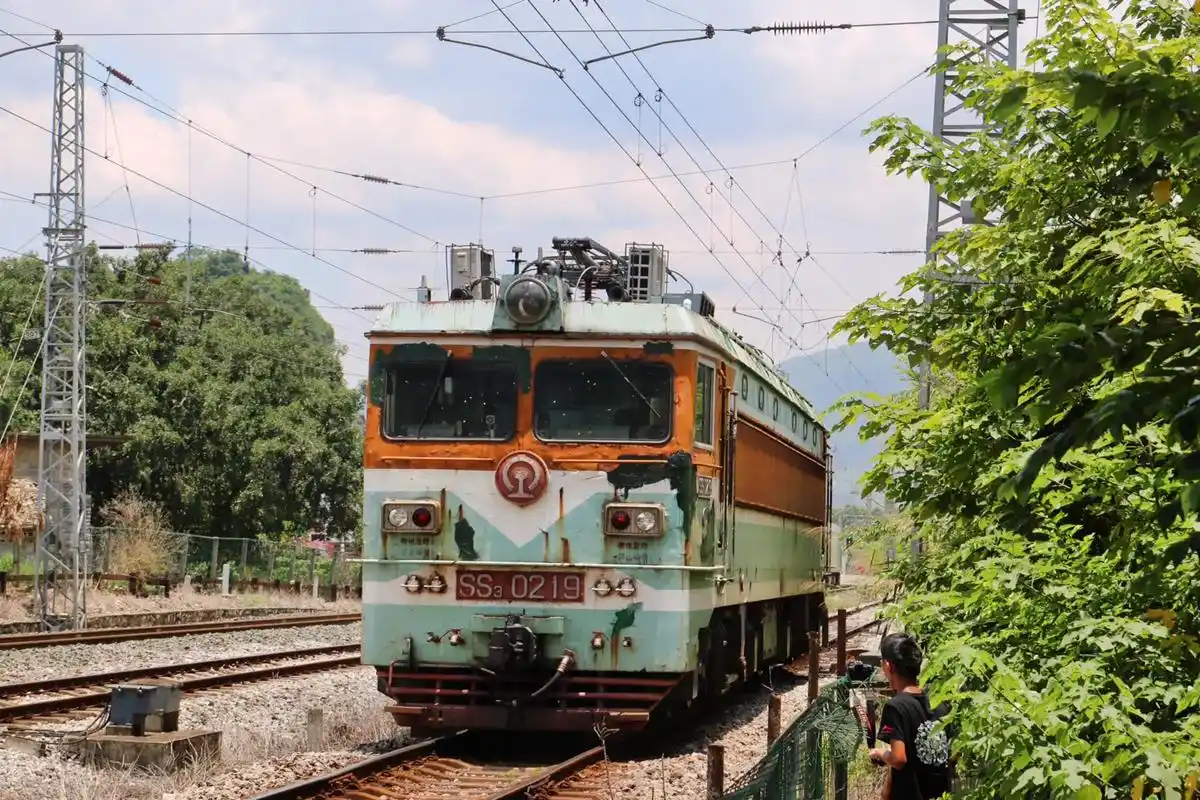 老当益壮#ss3型电力机车#铁路摄影 - 抖音