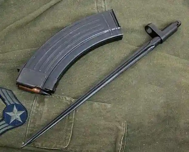 53式黑四棱刺刀:是1949年建国后,我军成建制地装备的第一款军刺.