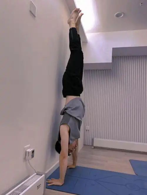 手倒立离墙