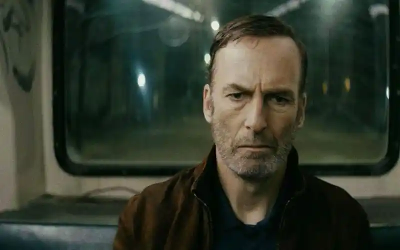 2021动作爽片《小人物》豆瓣评分8.0风骚大叔干翻黑帮烧掉几十亿现金