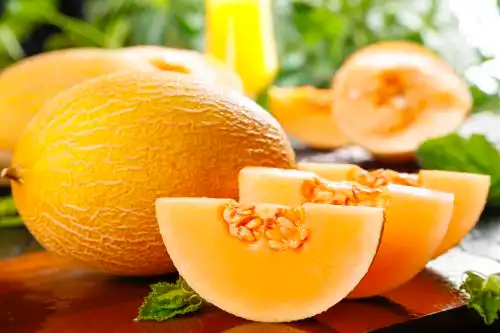 木底上摆放着黄皮哈密瓜