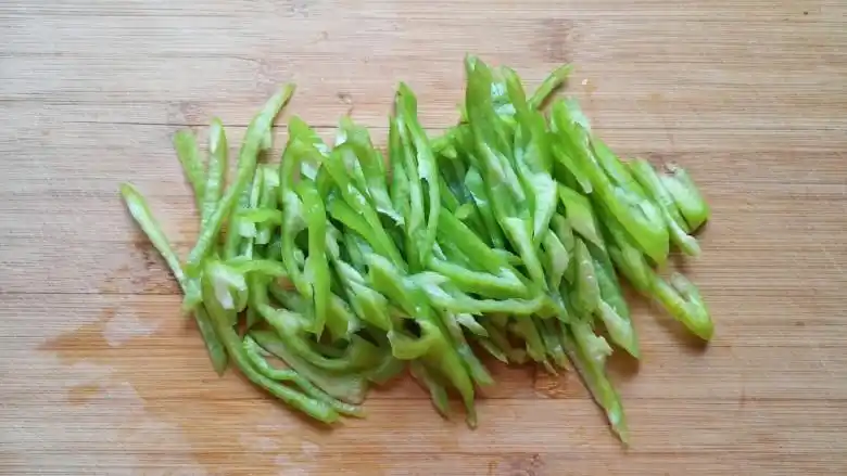 青椒炒土豆丝,切成丝.