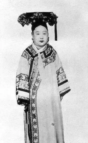 清朝后宫妃子的真实图片,看完模样,才知道清代皇帝为何绝嗣!