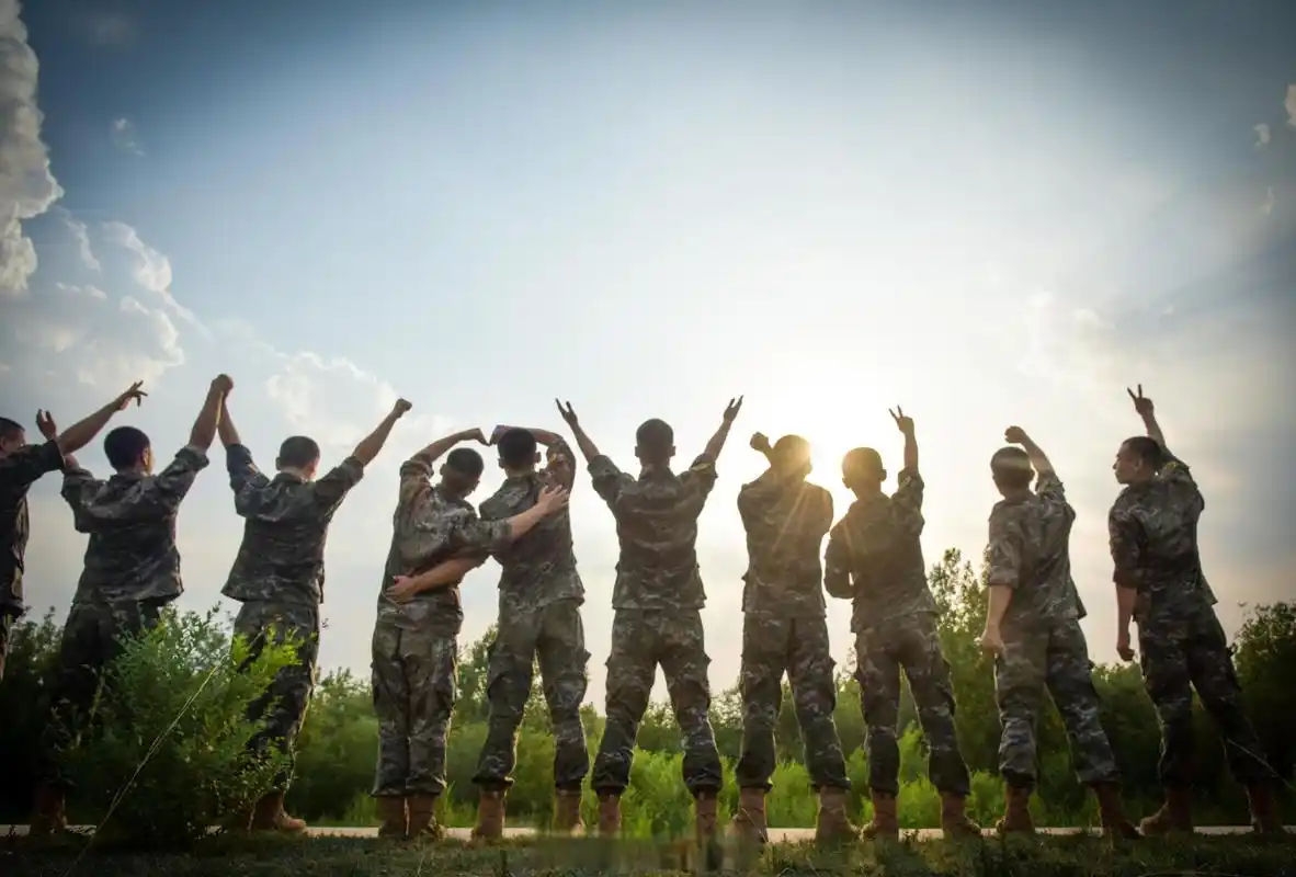 武警官兵向云端版唯美壁纸#[期待]】这个世界每种颜色都有着不可延鼢