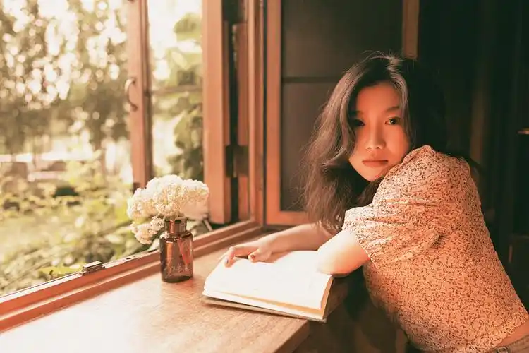 看书的女孩子|摄影|人像摄影|赵兰迪 - 原创作品 - 站酷 (zcool)