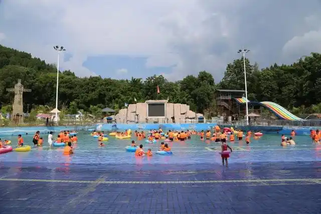 凤凰谷旅游度假区位于西充县凤鸣镇,由"凤凰谷水上乐园"和"凤凰山庄"