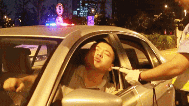 不其然遇到交警按照剧情的发展老司机上路的心但也阻止不了即便喝了酒