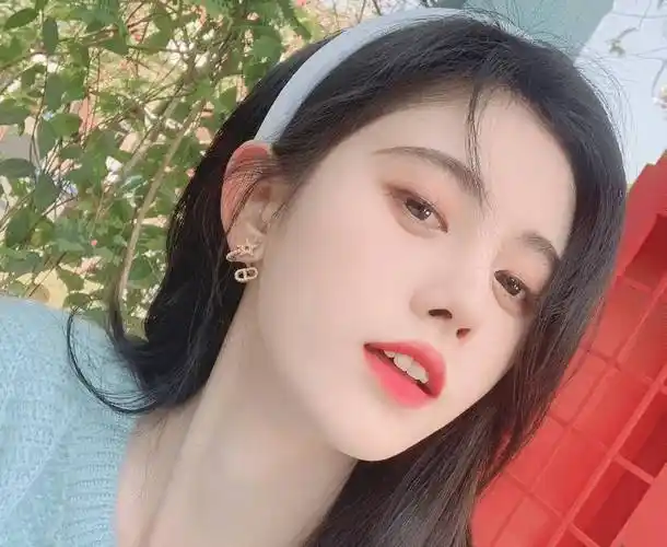 原创鞠婧祎晒怼脸自拍皮肤白皙令人羡慕失去美颜后却暴露真实颜值