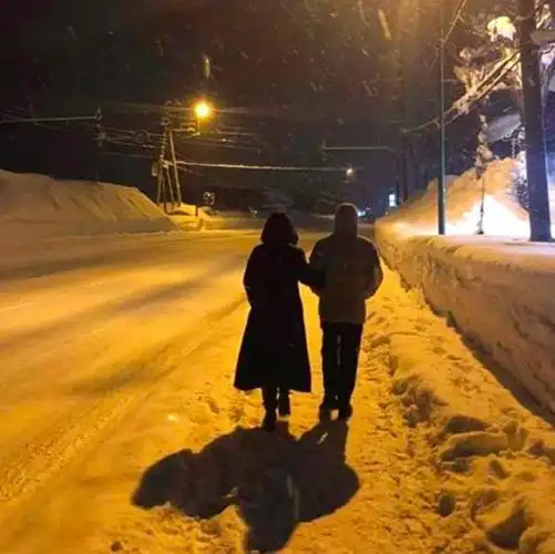 梁朝伟罕见秀恩爱,与刘嘉玲挎胳膊雪中漫步,老夫老妻背影超温馨