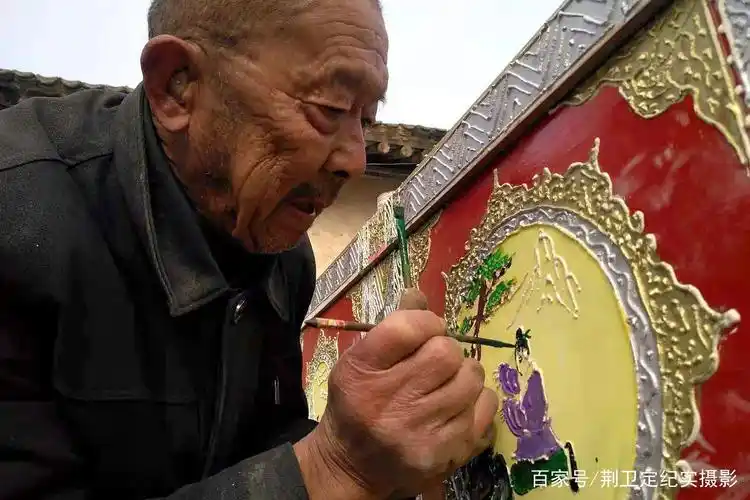 山西农村"画棺材"老艺人,24小时不休息,看画的棺材成啥样