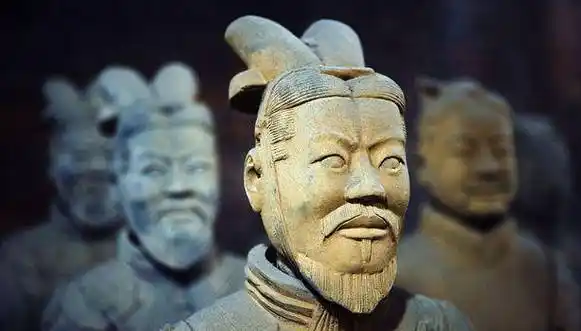 "兵马俑"迷雾再起,竟出现了十尊与众不同的秦军,专家各执一词