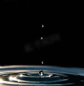 水滴落入水中高速摄影图