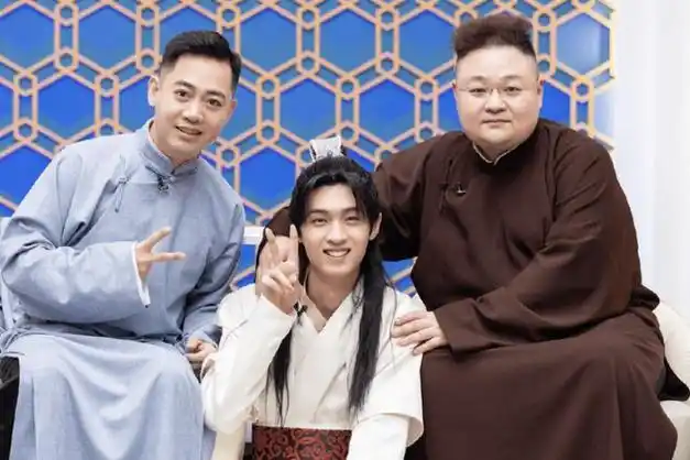 郭德纲澳洲吃饭被偶遇,8岁胖儿子穿睡衣出门,为啥不带郭麒麟?