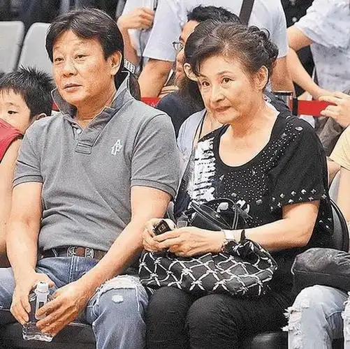 没想到,寇世勋后来又恋上了健美小姐许黎丹,并与对方生了几个孩子.