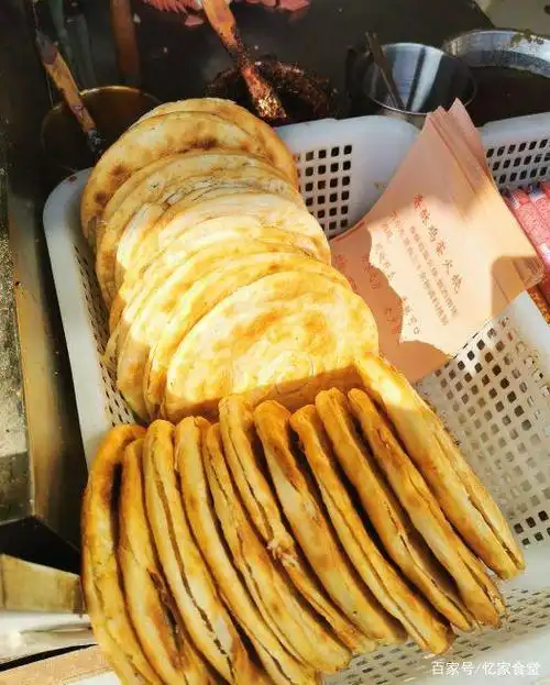 在济南吃正宗的曹县鸡蛋火烧,10元钱一个外酥里嫩,天天都排长龙