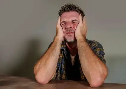 孤立性问题年轻悲伤抑郁的人感到焦虑和不知所措,哭泣,绝望,痛苦,抑郁