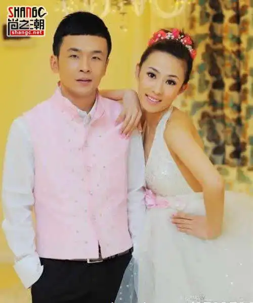 长春国贸曾在博客爆料了本山旗下排名第39位弟子周云鹏的妻子兼搭档