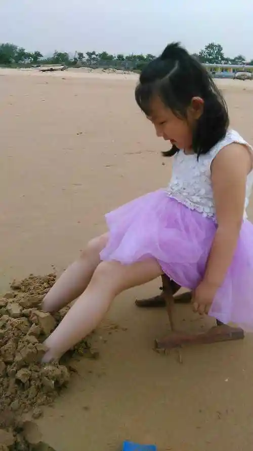 赶海的小姑娘光着小脚丫