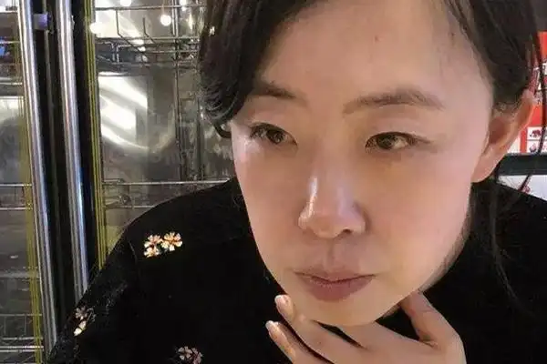 42岁杨丽娟近况,回忆起曾经追星之路,她如今平淡很多