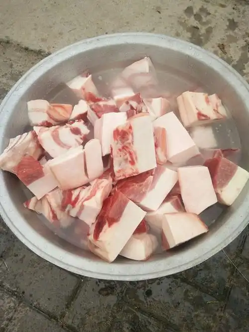 把买好的带皮猪肉,洗净,切块!