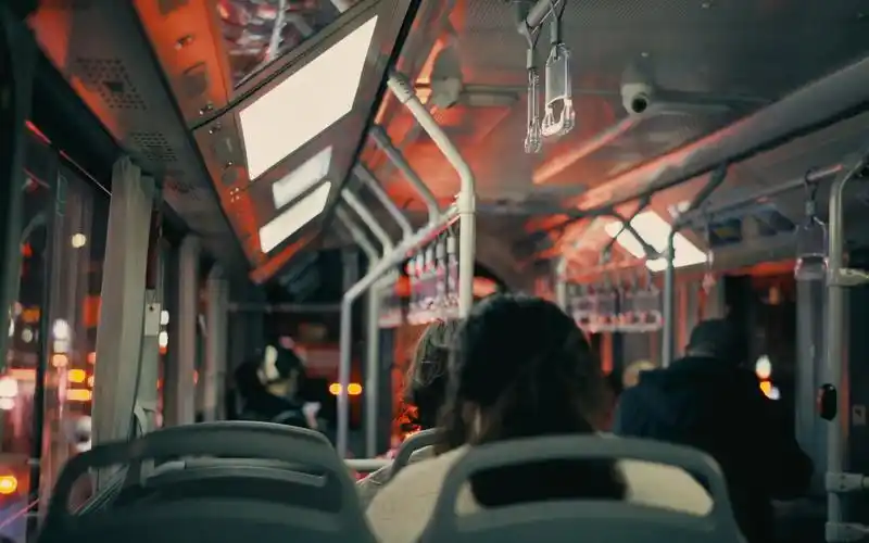 速戳!感受夜晚公交车上的氛围感