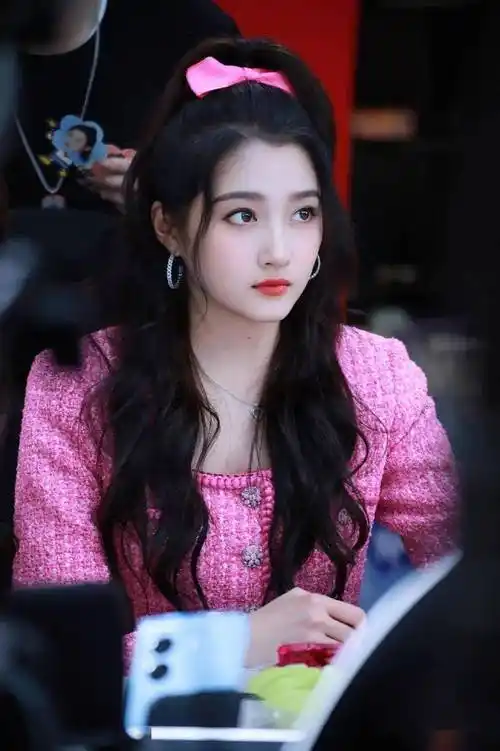 关晓彤芭比粉造型又甜又酷 头扎蝴蝶结似童话公主_照片_套装_来源