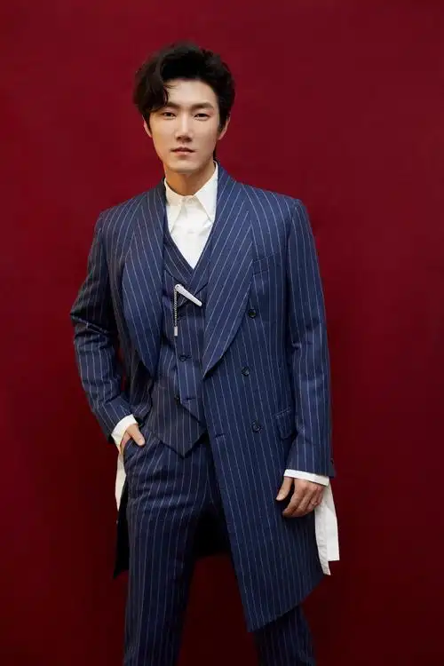 p>王晰,1985年4月9日出生于辽宁省营口市,中国内地流行乐男低音歌手