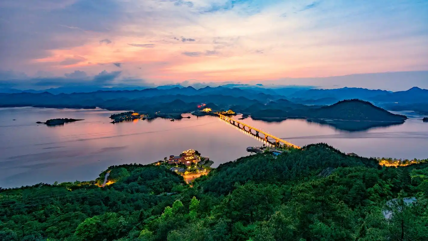 秋天的万佛湖,湖光闪烁,山色妩媚,红叶点缀,景色优美.