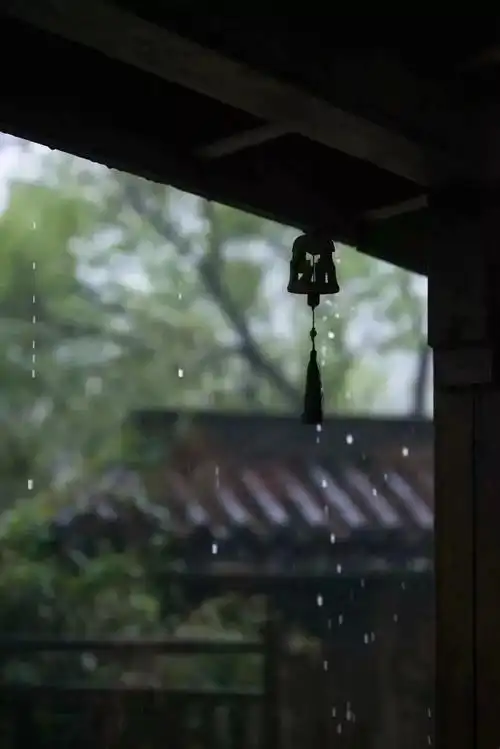 做个闲人静倚书窗听雨声