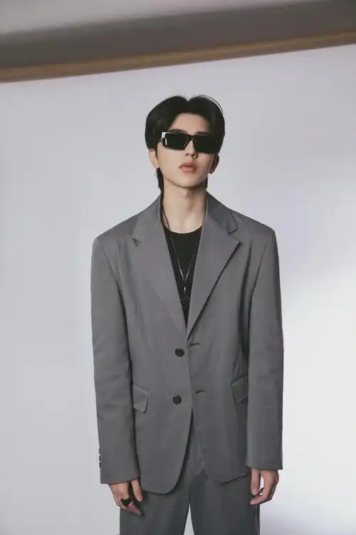 prada代言人蔡徐坤身穿灰色西服套装,简约雅致……|蔡徐坤|西服|灰色