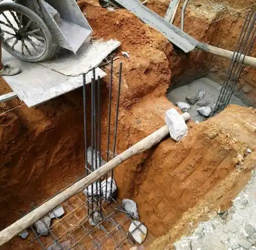 基坑下钢筋网,构造柱用的6根14mm的钢筋地基开间8米,进深12米,基坑长