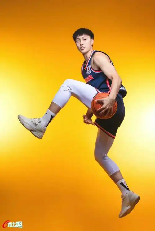 03号 胡明轩2022-2023赛季官方写真(创意part①)@爱比趣