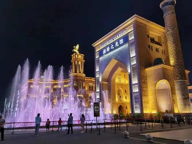 新疆伊犁最大的夜市伊宁市丝路之光旅游小镇