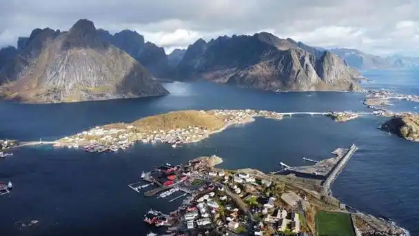 挪威是一个北欧国家,位于斯堪的纳维亚半岛的西侧,拥有丰富的自然环境