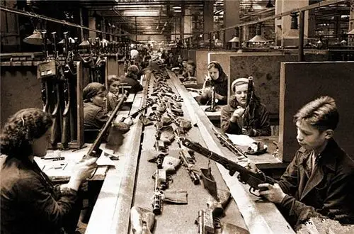 解密老照片:二战苏联令人震撼的军工厂,就是靠它拖垮了强悍的德军