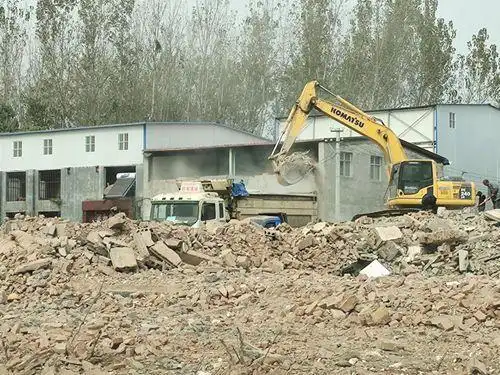 许昌远东股份一拆迁工地数万平方米建筑垃圾露天放 污染半个村庄