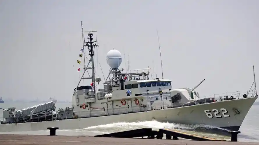 印尼海军从移动的船上发射 grad rm 70多管火箭发射器