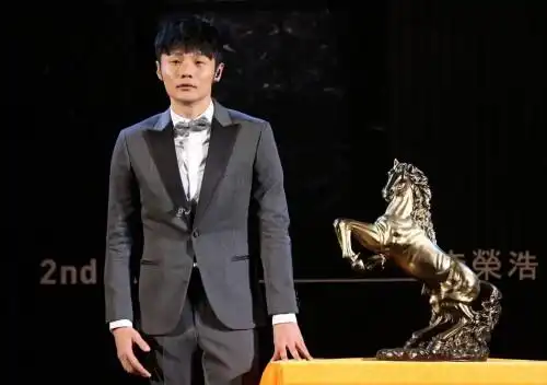 李荣浩发专辑获赠吉他陈奕迅自认是粉丝