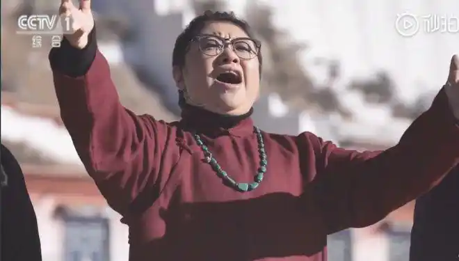 韩红身穿藏服回家乡布达拉宫广场快闪演唱唱支山歌给党听