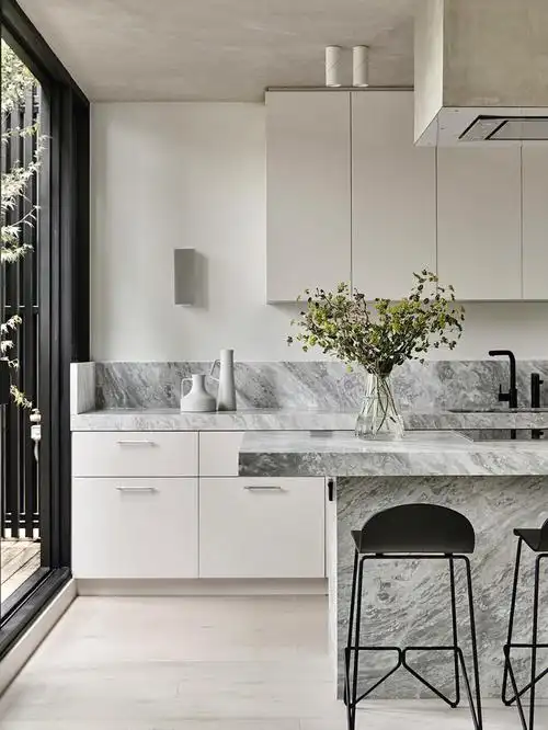 纯白简约厨房78灰白大理石点缀绝了现代橱柜
