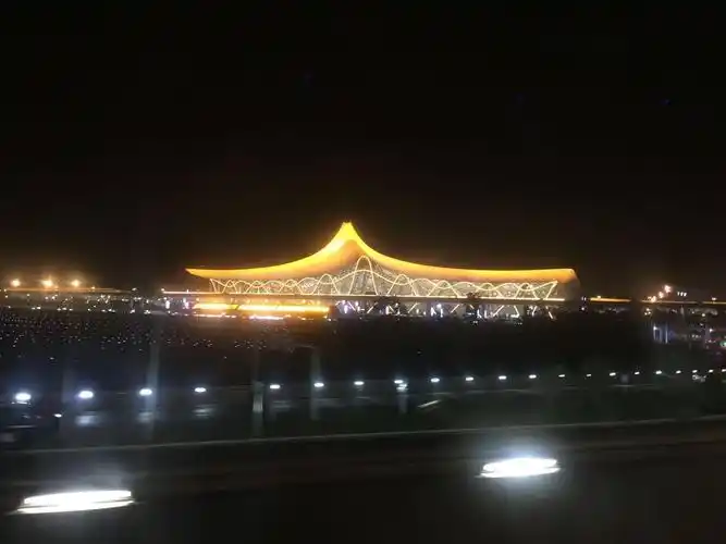 夜晚的昆明机场也是很美的!服务人员态度和蔼及时回答问题.