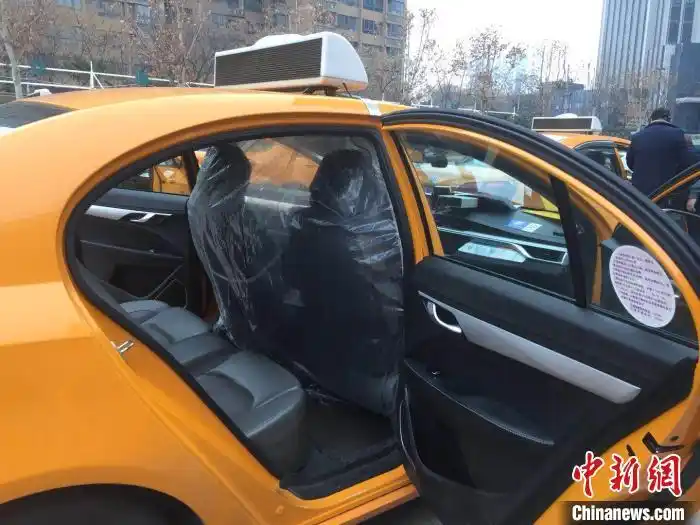 塑料膜拉起安全舱西安出租车防疫出新招