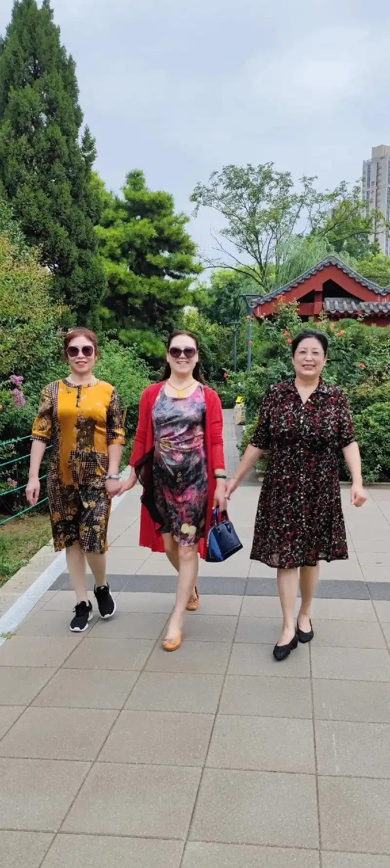 老同学相聚快乐时光,每一张照片都是满满回忆 - 抖音