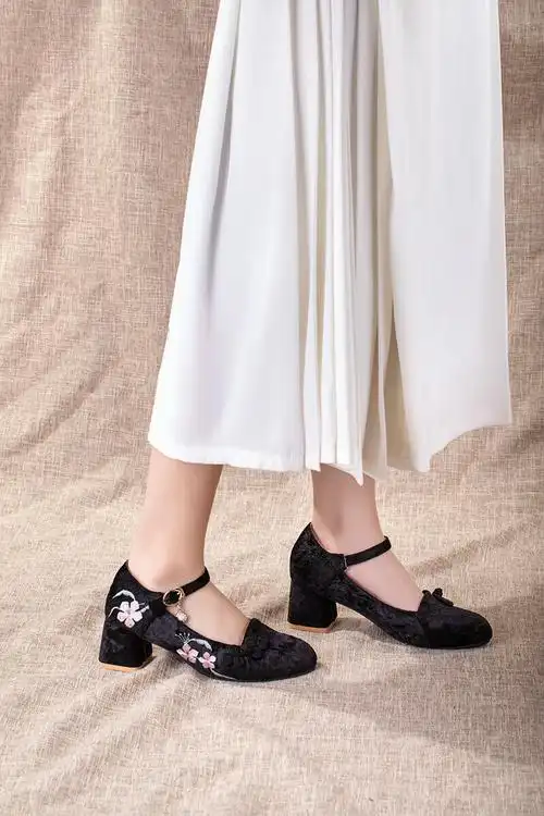 配旗袍的鞋子 秋冬绣花高跟鞋女玛丽珍女鞋民国风尖头配汉服布鞋 白色