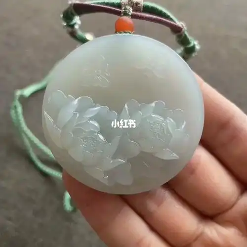 和田玉61蝶恋花圆牌精选镯心料,料子干净冰透雕刻大气 唯美,搭配成