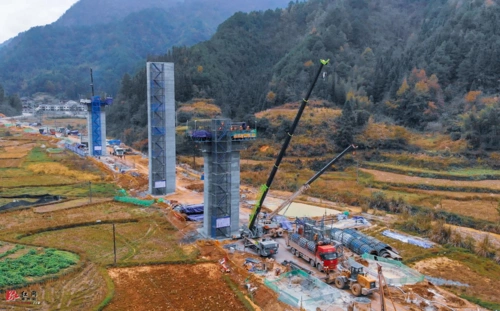 靖黎高速公路第三合同段施工现场靖黎高速公路第三合同段起于靖州县平