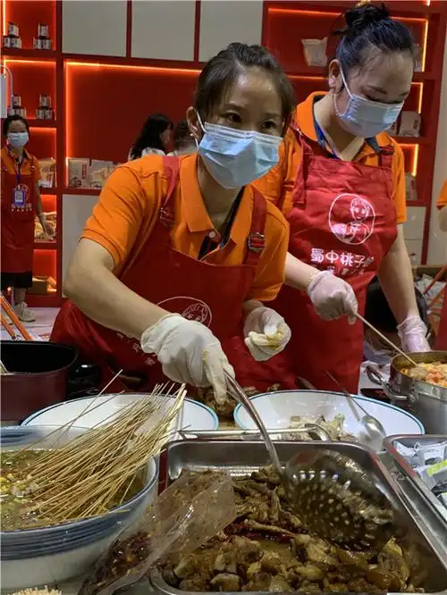自贡荣县网红桃子姐亮相成都展会现制美食受追捧