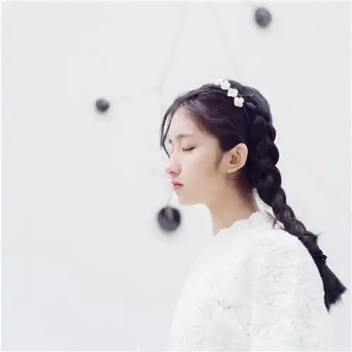 手托下巴女生头像白色手托着脸的女孩头像