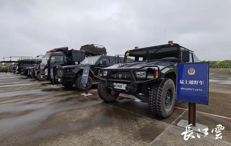 突击队队员郭亚东还带网友们认识了很多特警车辆和高精尖的反恐装备