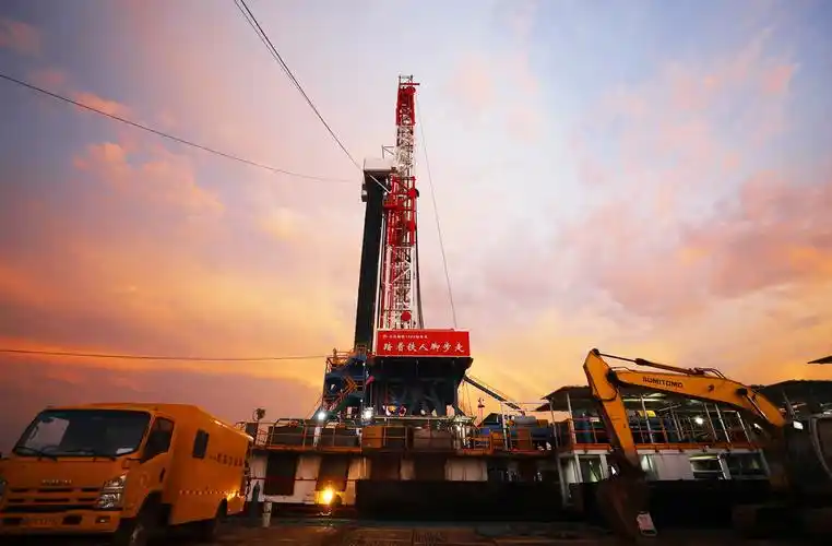在大庆油田古龙页岩油勘探现场,大庆油田1205钻井队在施工(资料照片).